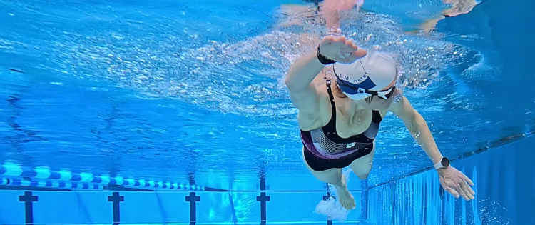 Schwimmerin beim Kraulen – Sportmedizin in der Praxis an der Bergstraße, Everswinkel